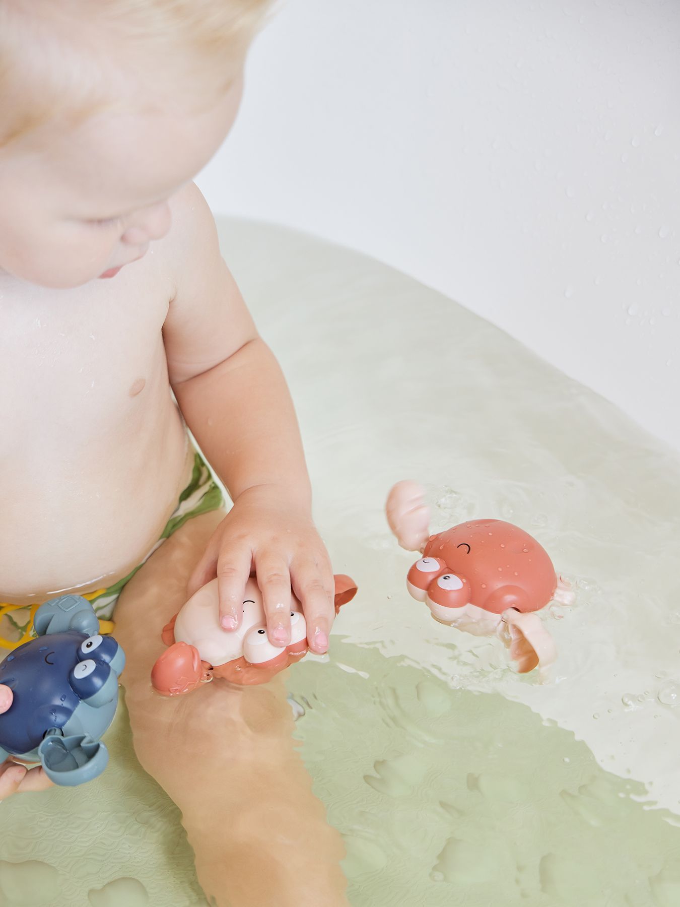 Заводная игрушка для ванной SWIMMING CRAB Happy Baby